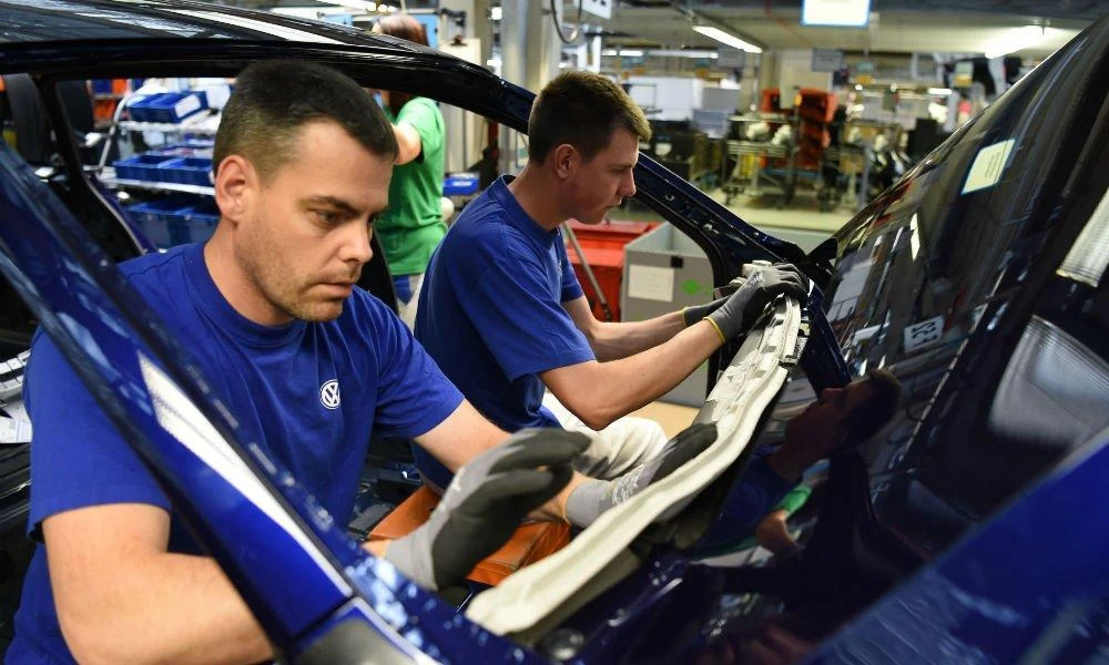 Απολύσεις "μαμούθ" για την Volkswagen: Σκέψεις για κατάργηση 30.000 θέσεων